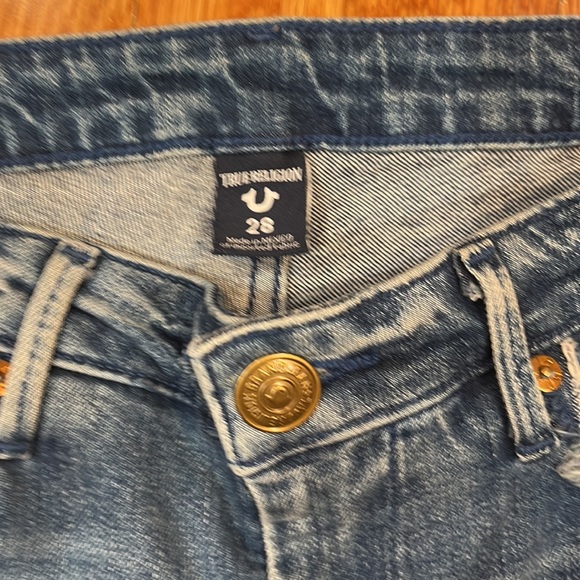 TRUE RELIGION STRAIGHT CROPPED WITH A RAW EDGE HEM WITH GOLDEN STUDS ABOVE. - Picture 4 of 6